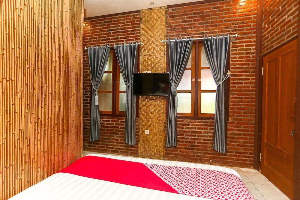 Vaccinated Staff - Oyo 1230 Kampoeng Osing Syariah Guesthouse Banyuwangi  Exterior photo
