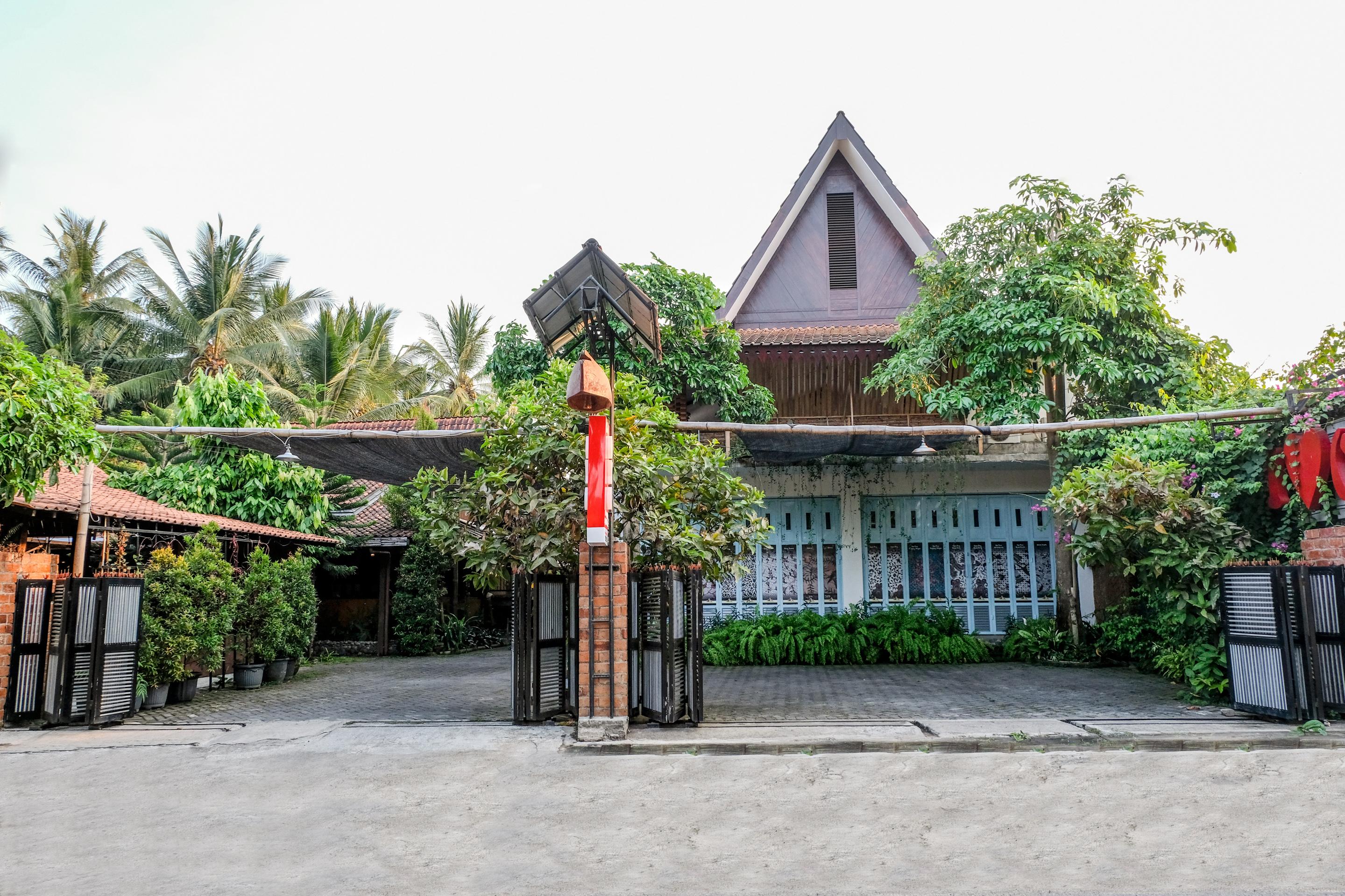 Vaccinated Staff - Oyo 1230 Kampoeng Osing Syariah Guesthouse Banyuwangi  Exterior photo
