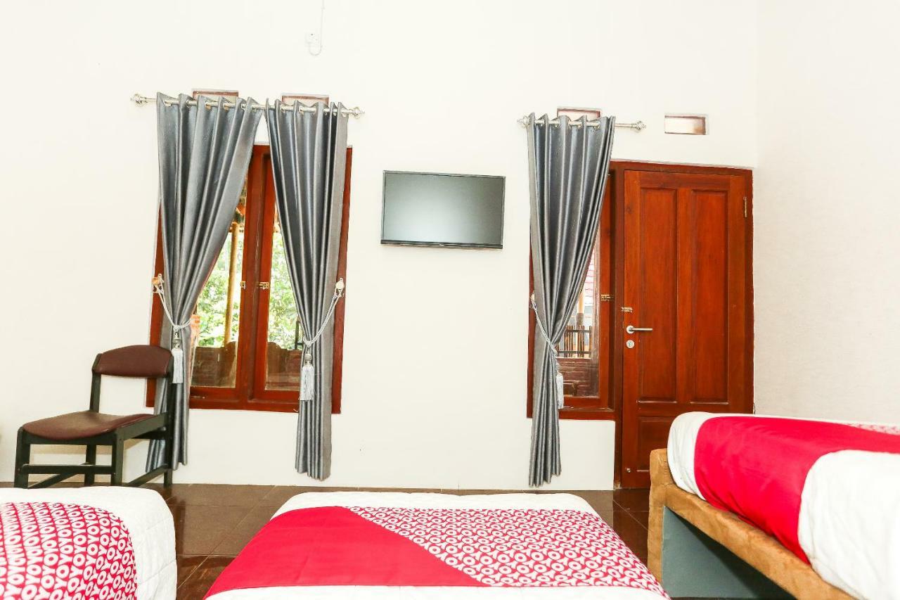 Vaccinated Staff - Oyo 1230 Kampoeng Osing Syariah Guesthouse Banyuwangi  Exterior photo